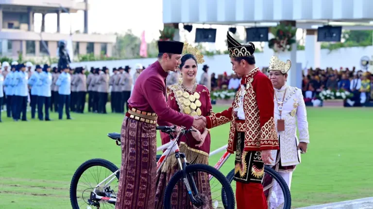 Pemenang Busana Adat Terbaik di IKN dan Istana Merdeka Dapat Hadiah Sepeda dari Presiden Jokowi